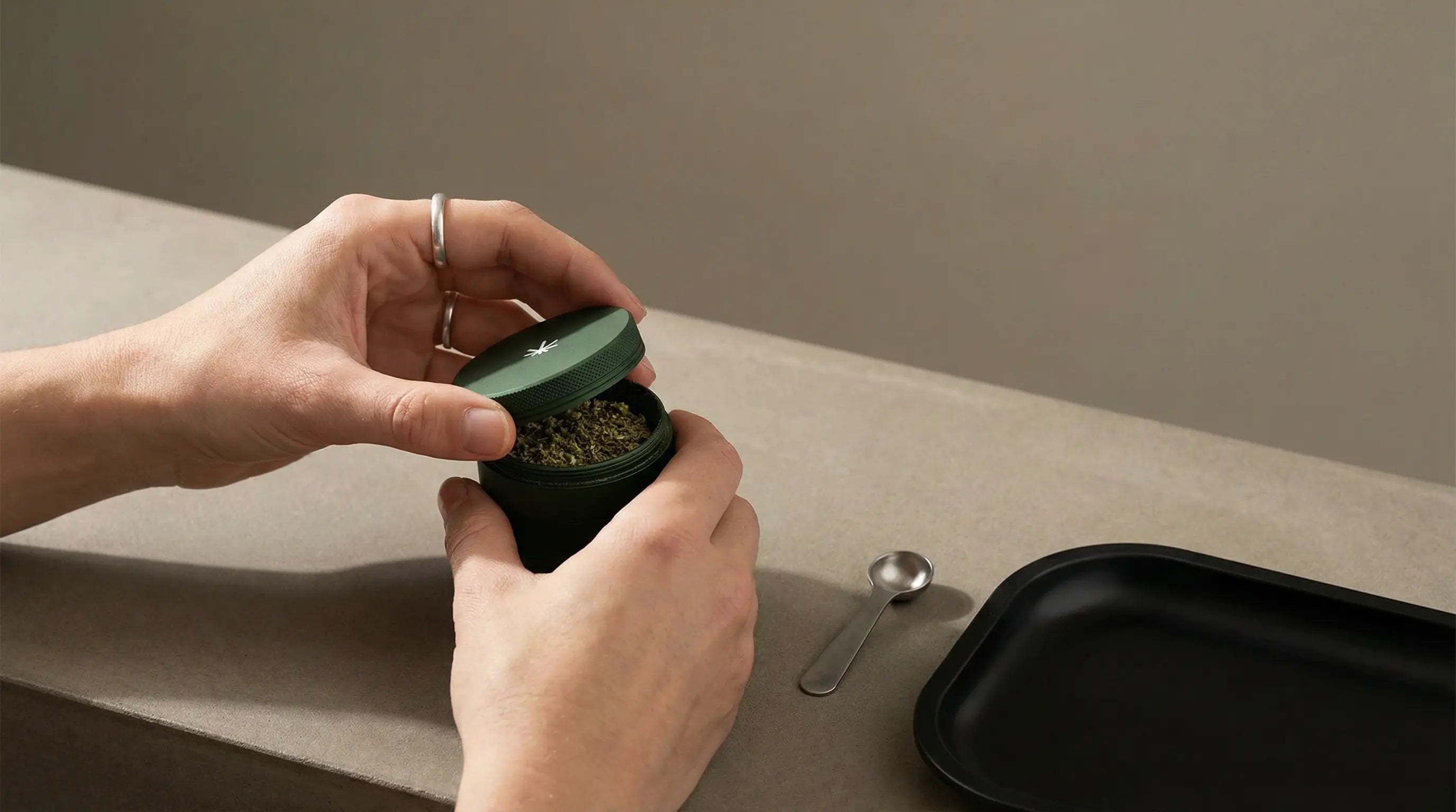 Your Complete Guide on How to Use a Weed Grinder Like a Pro