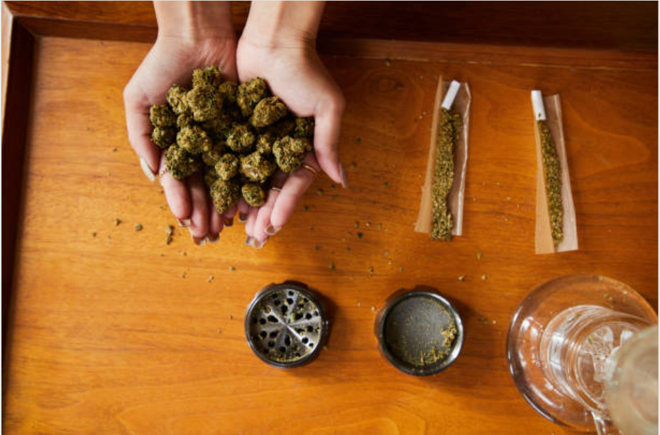 Is It Better to Grind Weed or Break by Hand?