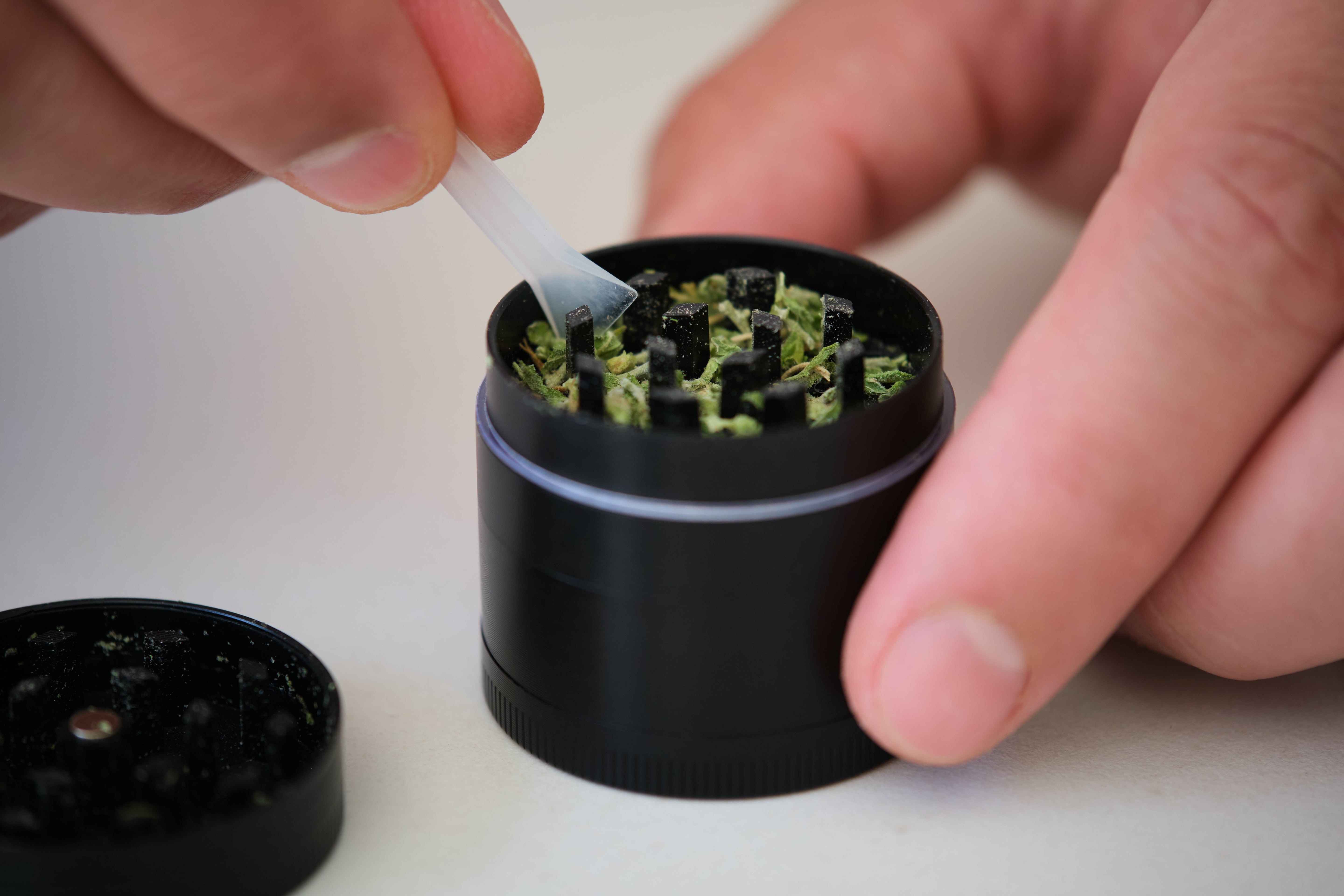 can I leave weed in my grinder