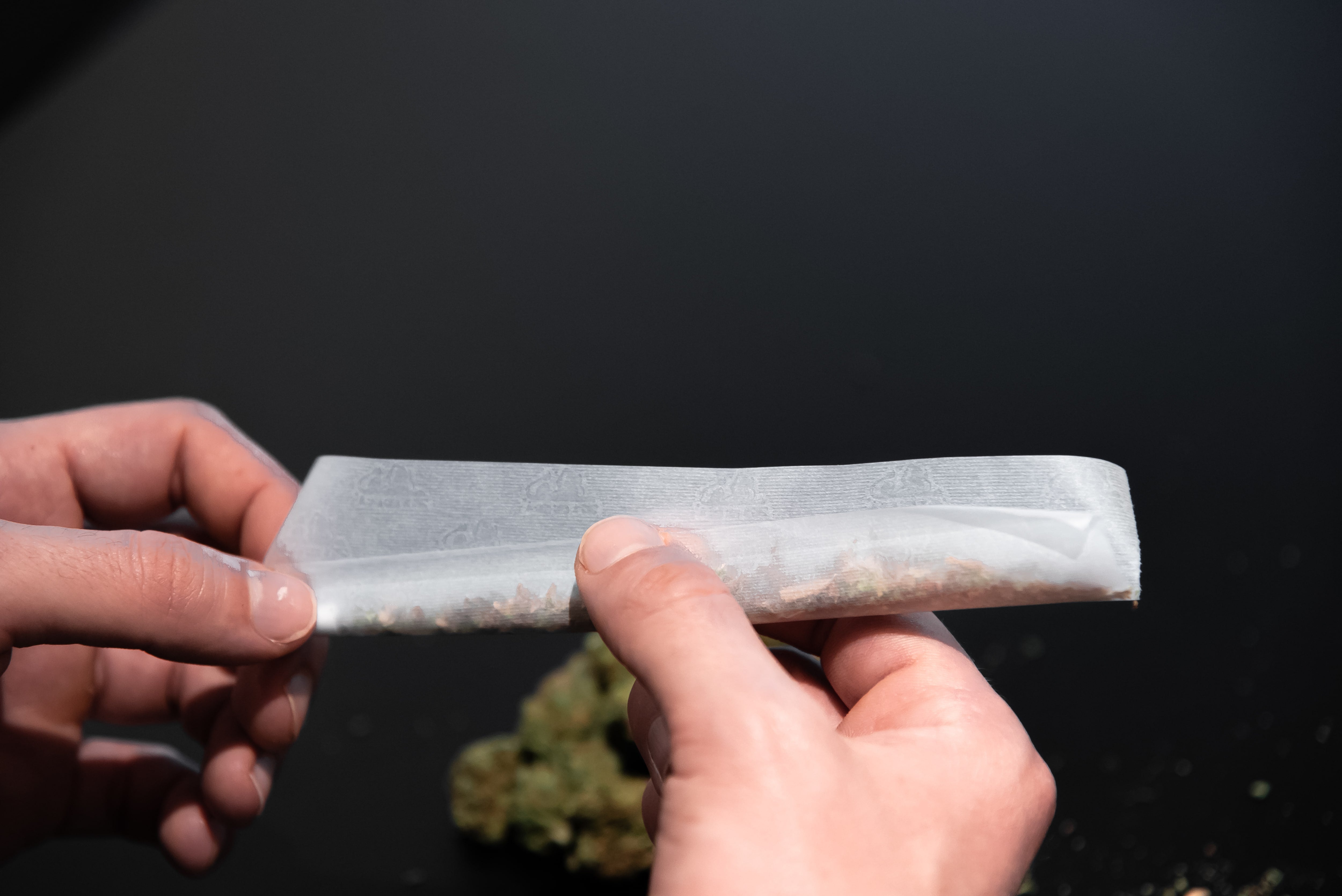 why is weed sticky 